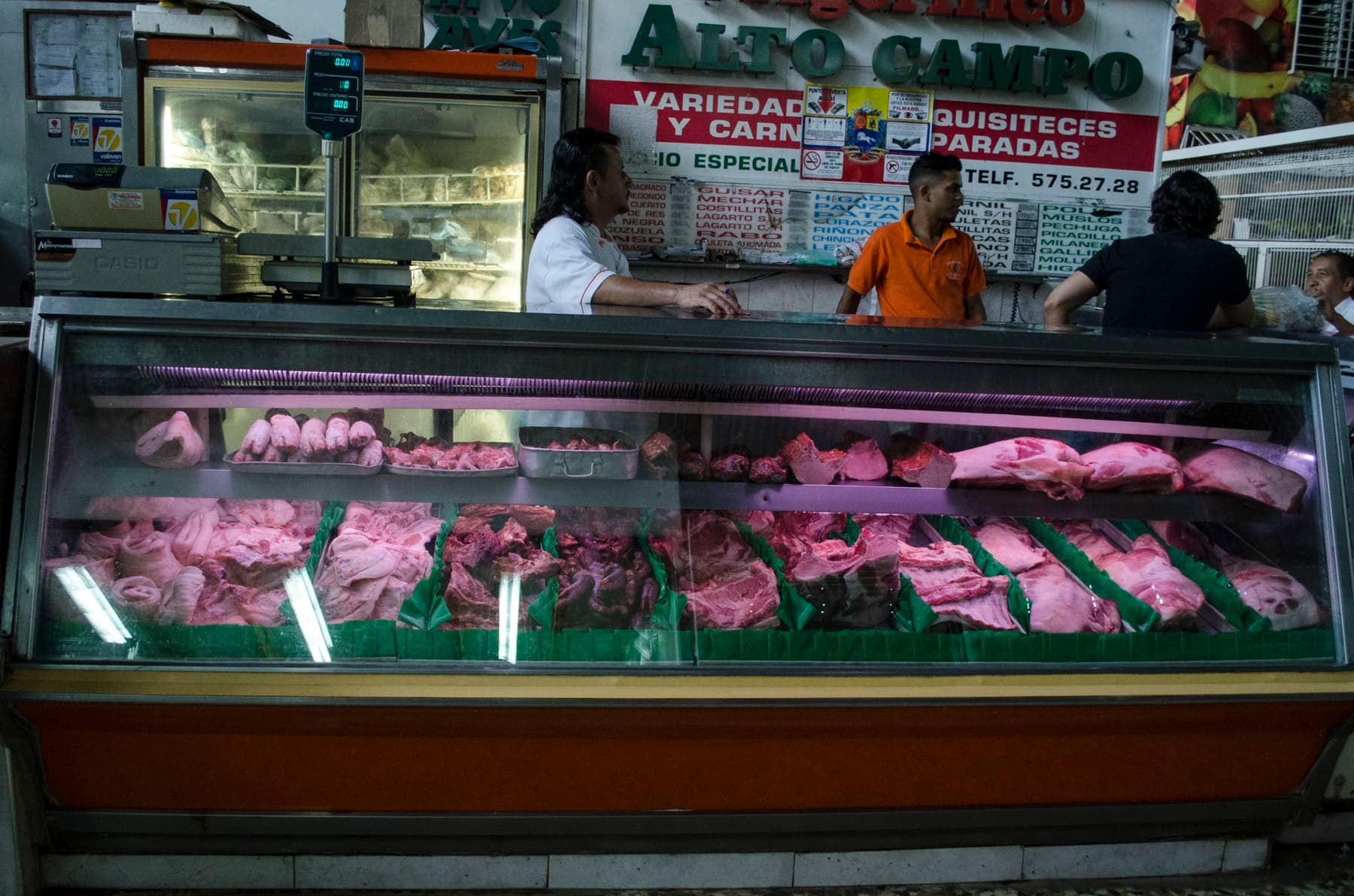 Consumidores migran a los supermercados en busca de carne más barata