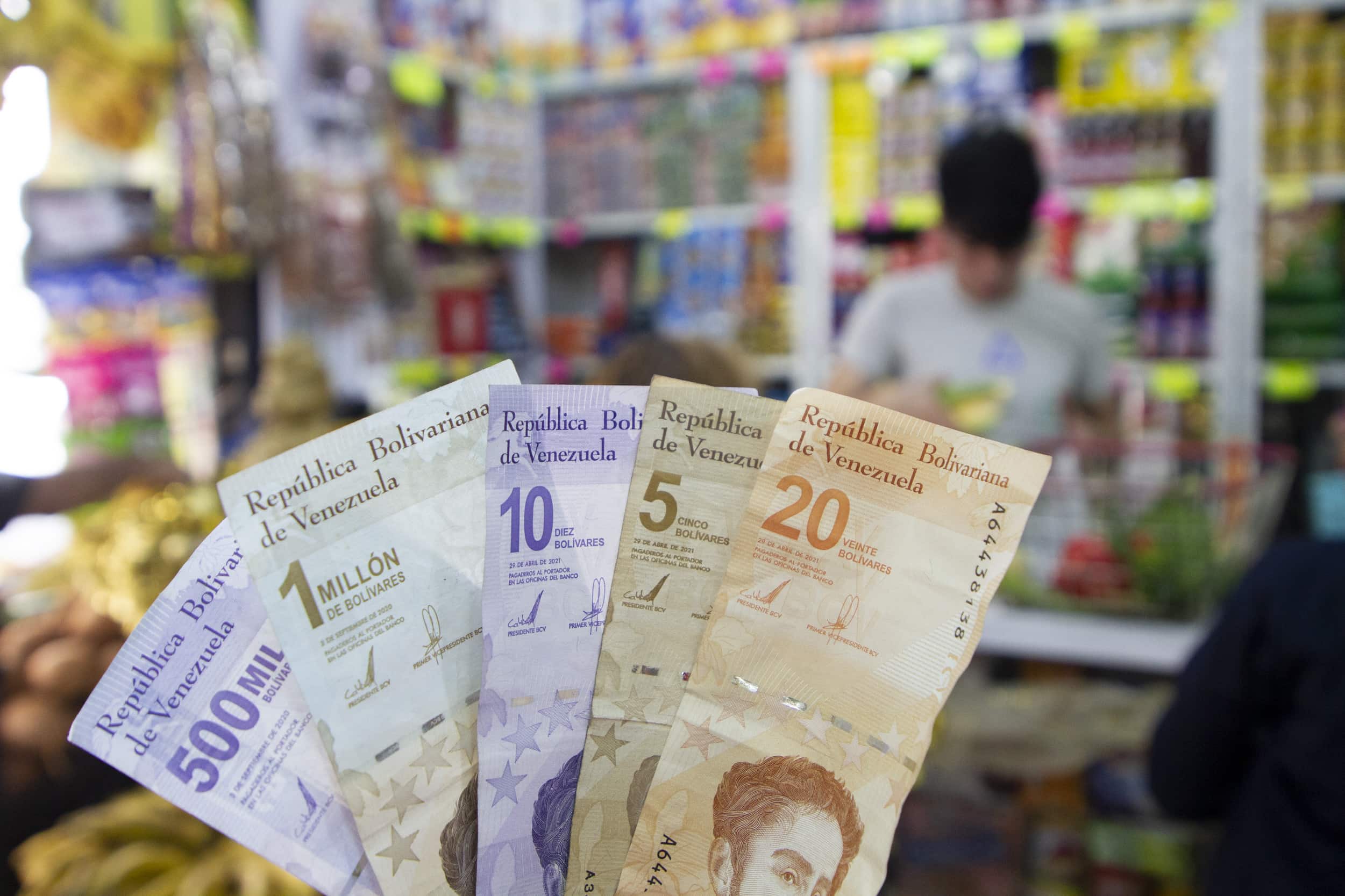 Economista Jesús Palacios prevé dólar a Bs. 950 e inflación superior a 190% para cierre de año