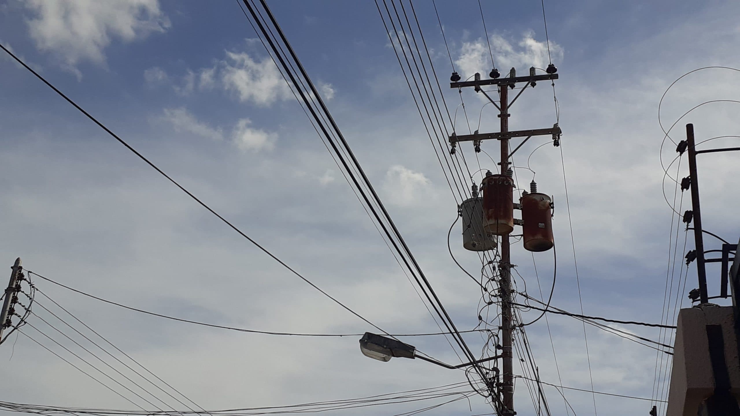 Gobierno inicia apertura del sistema eléctrico para facilitar la inversión extranjera