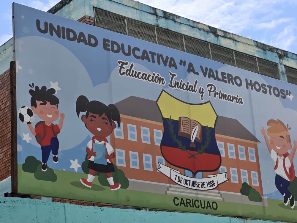 Alumnos de la Escuela Valero Hostos en Caricuao hacen deportes en un terreno porque no tienen cancha