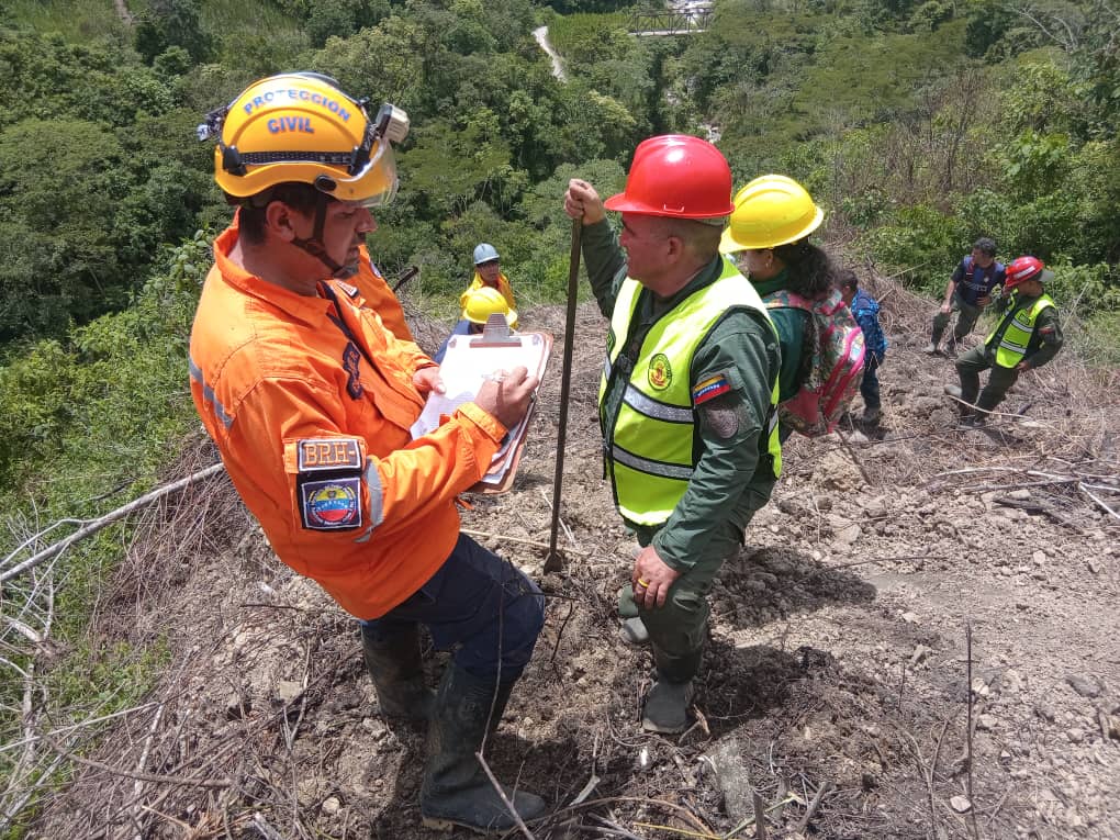 Autoridades avanzan en extinción de fuego subterráneo en Táchira tras descartar riesgos para la población