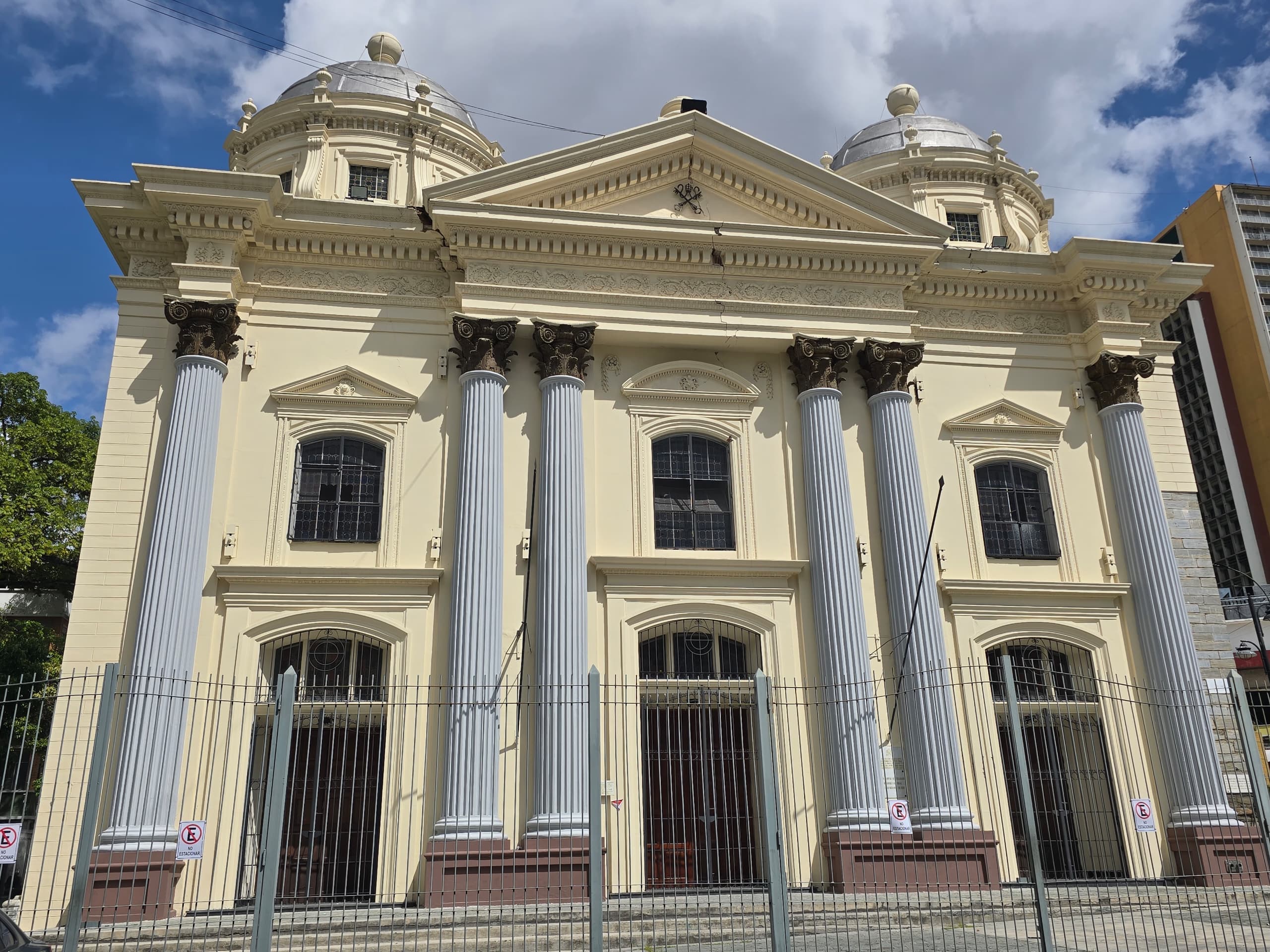 Autoridades descartan demolición de la Basílica de Santa Teresa tras daños por los terremotos