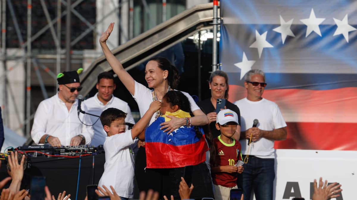 Machado compara la transición democrática en Venezuela con la caída del muro de Berlín