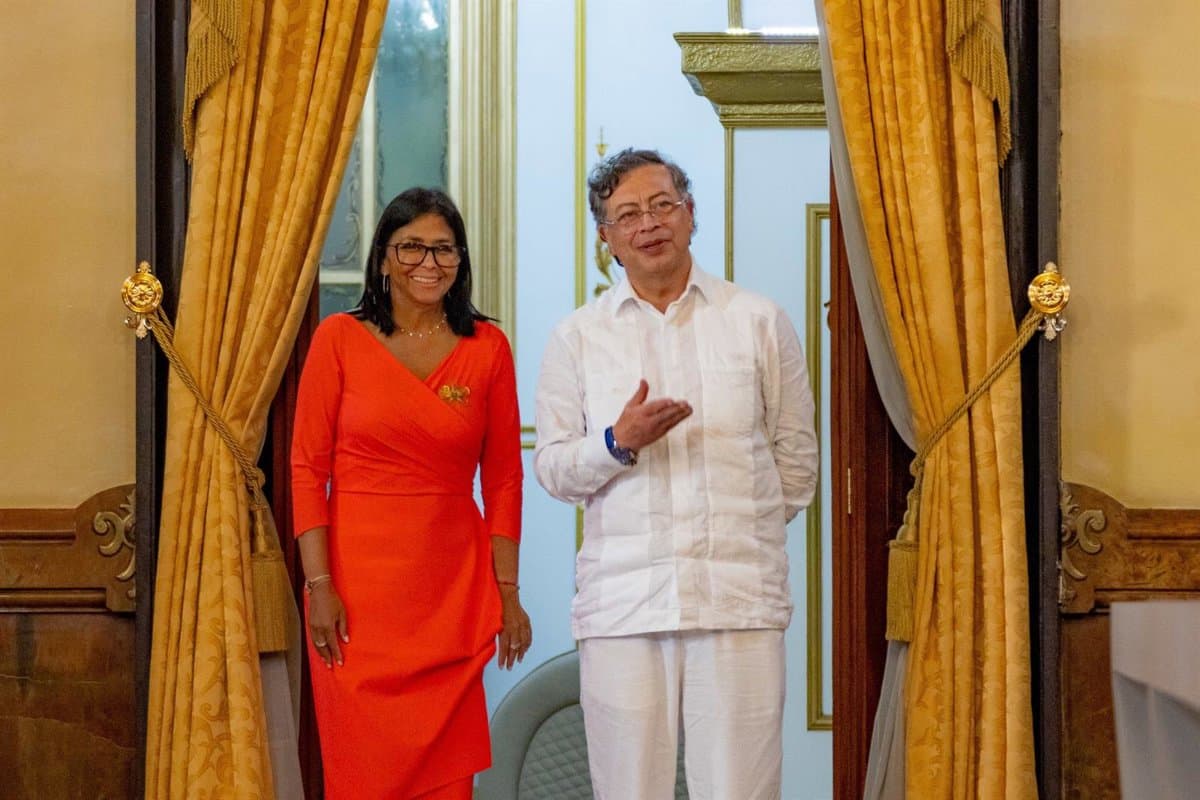 Rodríguez y Petro defienden en Caracas la "profunda necesidad de unión e integración" entre Venezuela y Colombia