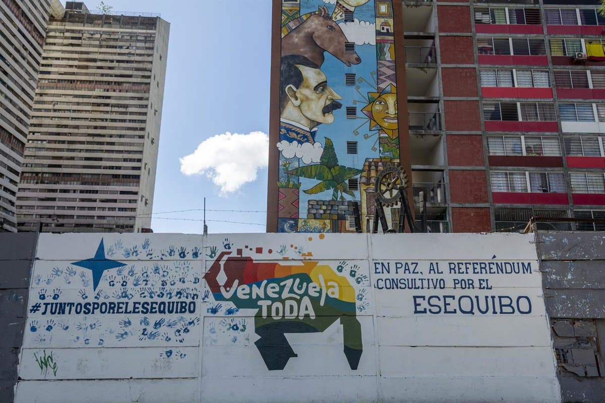 Guyana afea un broche de Delcy Rodríguez que incluye al Esequibo en el mapa de Venezuela
