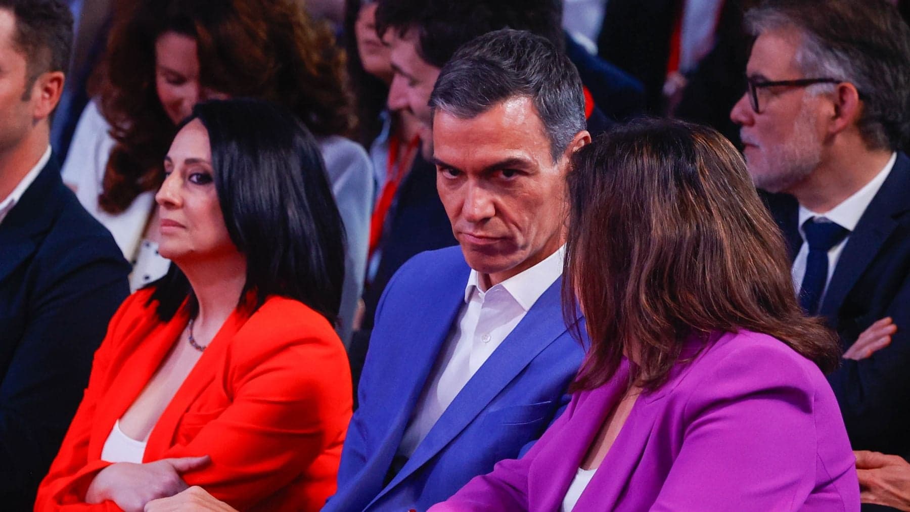Sánchez desprecia a las víctimas del comunismo internacional y lo elogia como "conquista democrática"