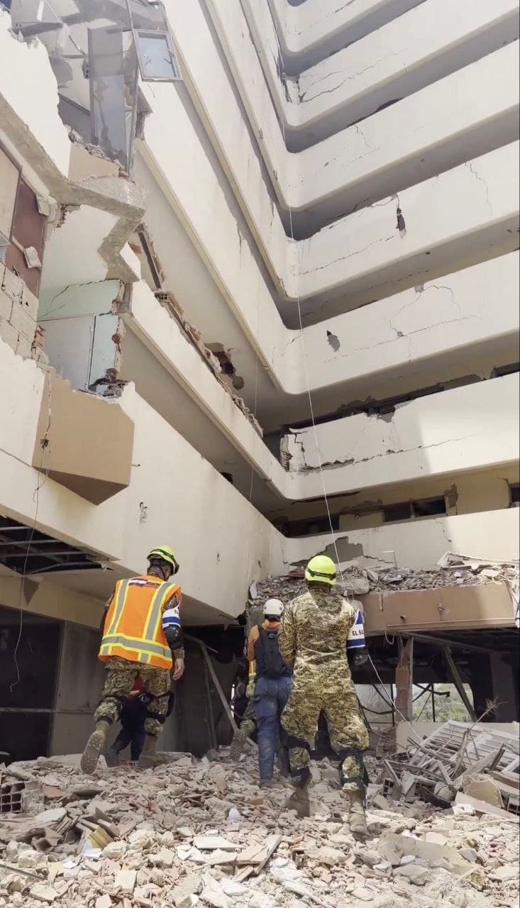 Rescatistas salvadoreños localizan con vida a adolescente atrapada tras el colapso de un edificio en Venezuela