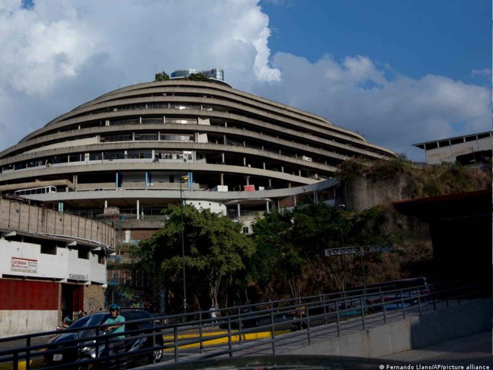 “Vaciar celdas no es cerrar El Helicoide”, denuncian familiares de presos políticos