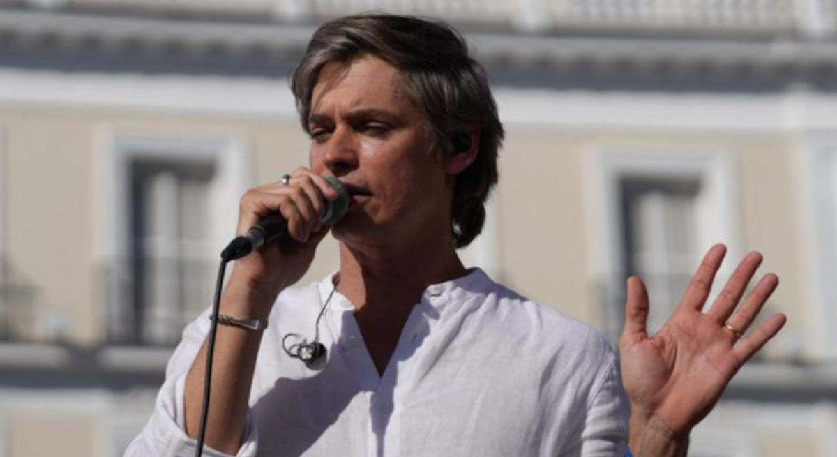 Carlos Baute la lía en un acto de María Corina Machado en pleno centro de Madrid y la Embajada de Venezuela pide perdón: "¡Fuera la mona!"
