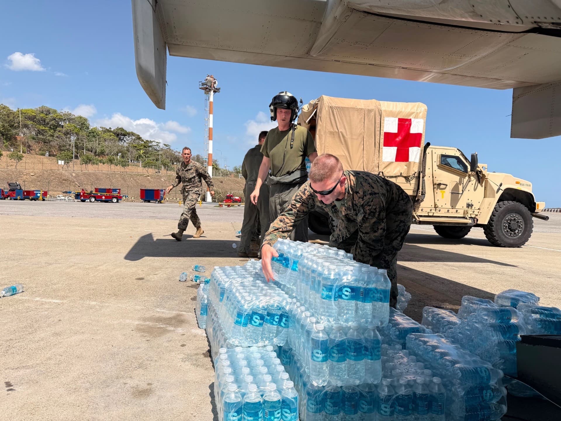 Militares de EEUU distribuyen agua potable en las zonas más afectadas de Venezuela