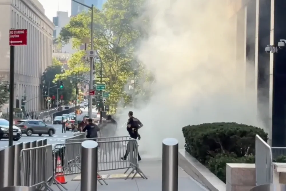 Un hombre detonó un artefacto incendiario frente a tribunales federales de inmigración en Manhattan