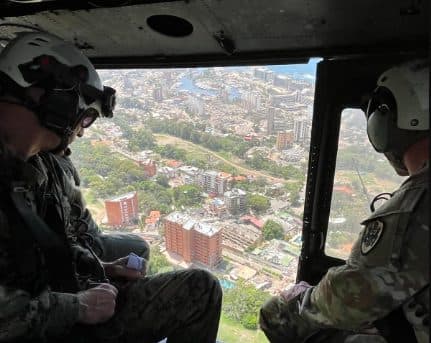 Jefe del Comando Sur sobrevoló La Guaira para inspeccionar las operaciones militares de EEUU