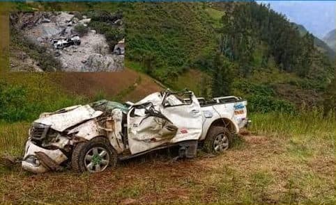 Al menos 14 personas murieron tras la caída de una miniván de pasajeros por un abismo en Perú