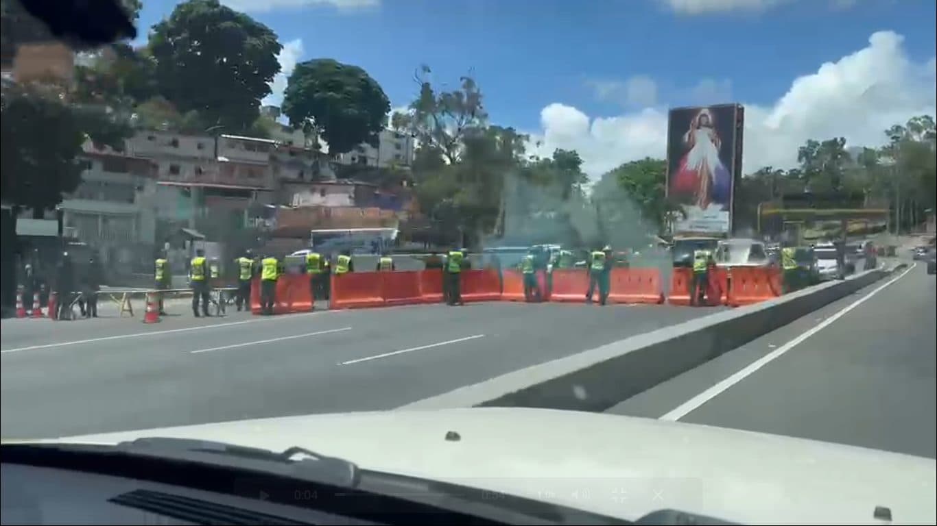 La mega COLA provocada por el cierre de la autopista Caracas-La Guaira este #1Jul (VIDEO)