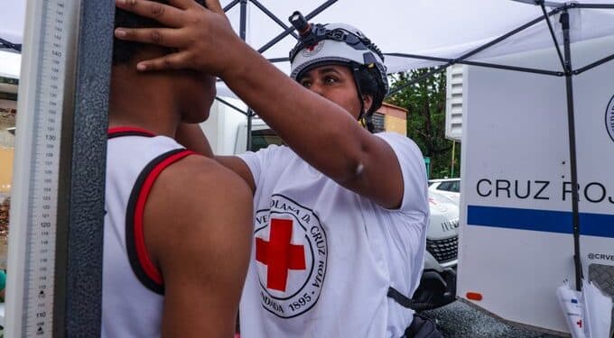 Clínicas móviles de la Cruz Roja Colombiana comienzan a operar en La Guaira tras los terremotos