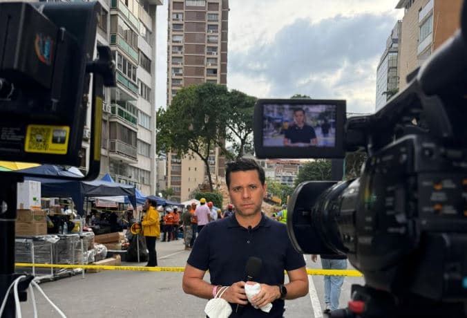 Con la voz quebrada, periodista cerró su cobertura en Venezuela con una reflexión impactante (VIDEO)