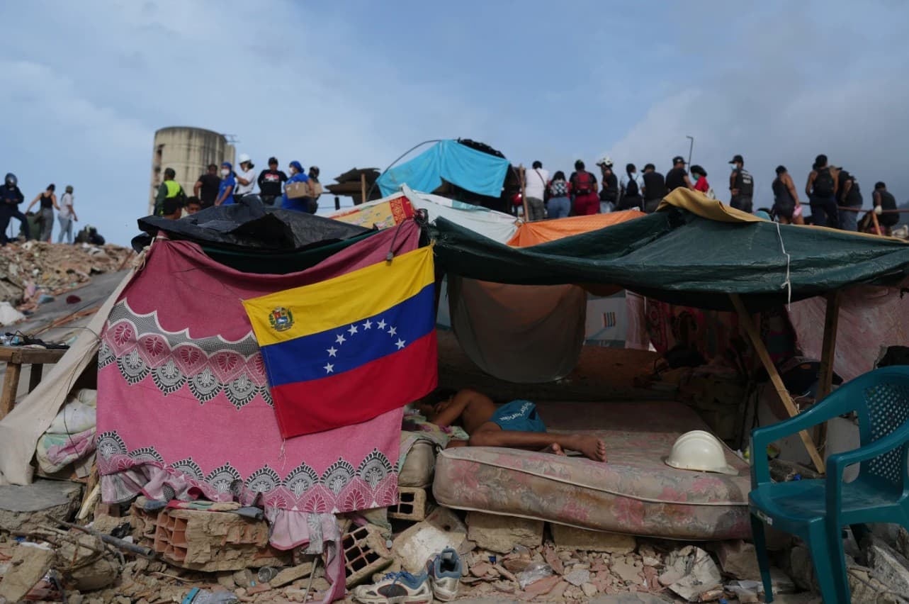 Yates y viviendas públicas: los dos extremos de una costa venezolana que hoy comparten su ruina