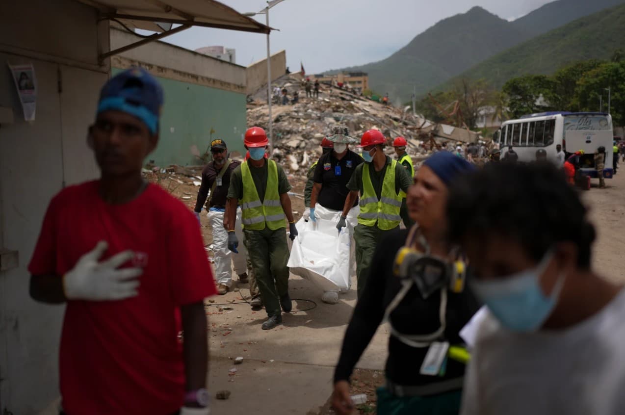 AP: Apuran identificación de cuerpos mientras aumentan las muertes en Venezuela tras los sismos