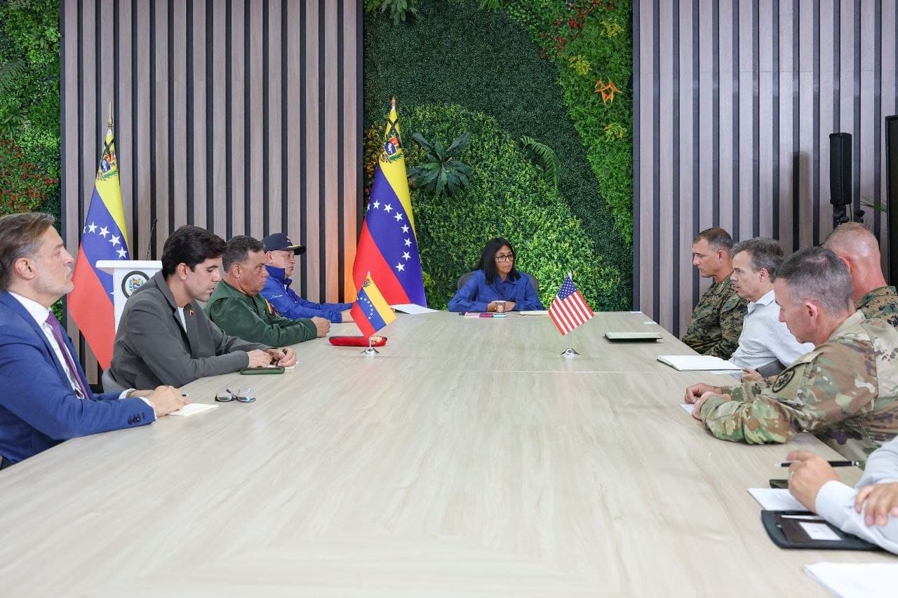 Francis Donovan y John Barrett en la misma mesa que Delcy Rodríguez y Diosdado Cabello (FOTOS)
