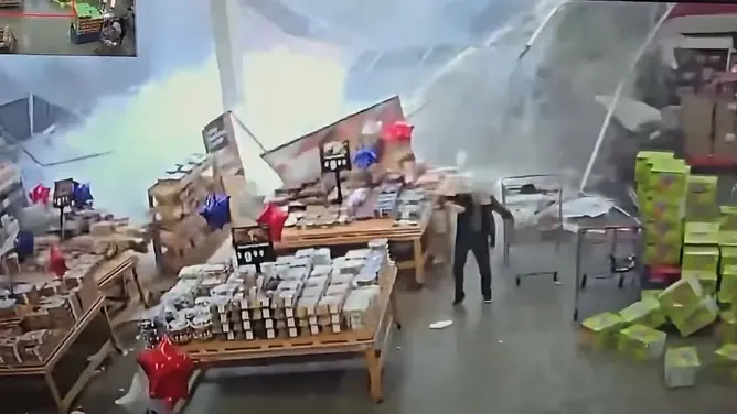 VIDEO: El momento en que colapsó un techo de un establecimiento por las fuertes lluvias en Nueva Jersey