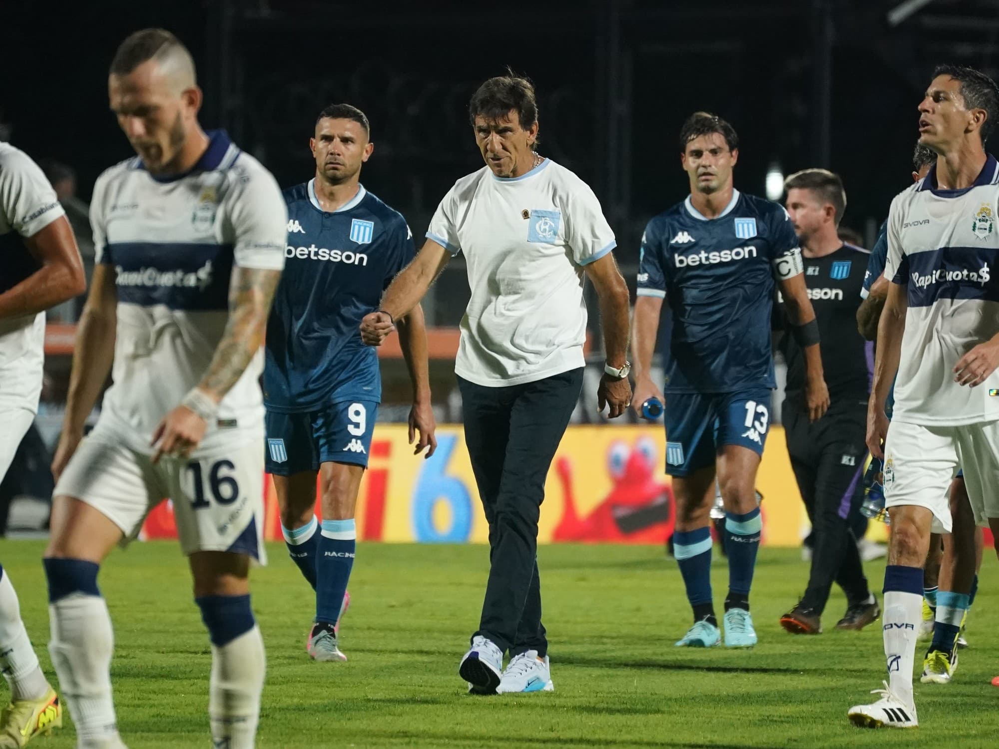 Racing, a Venezuela con bajas sensibles: Costas pierde dos bastiones en uno de sus peores momentos para un partido clave por la Copa Sudamericana