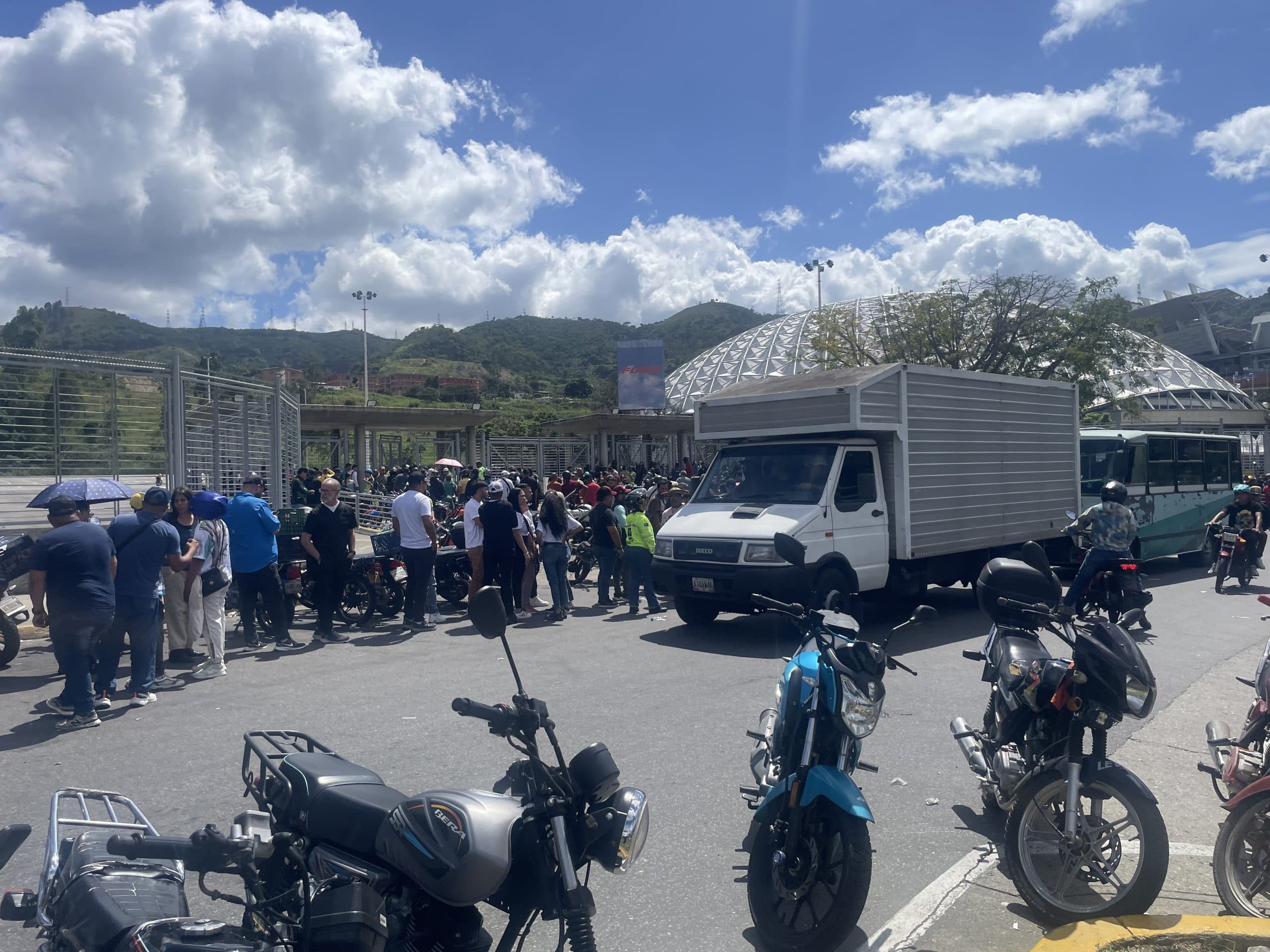 Lentitud y reclamos marcan la acreditación de voluntarios en el Poliedro de Caracas