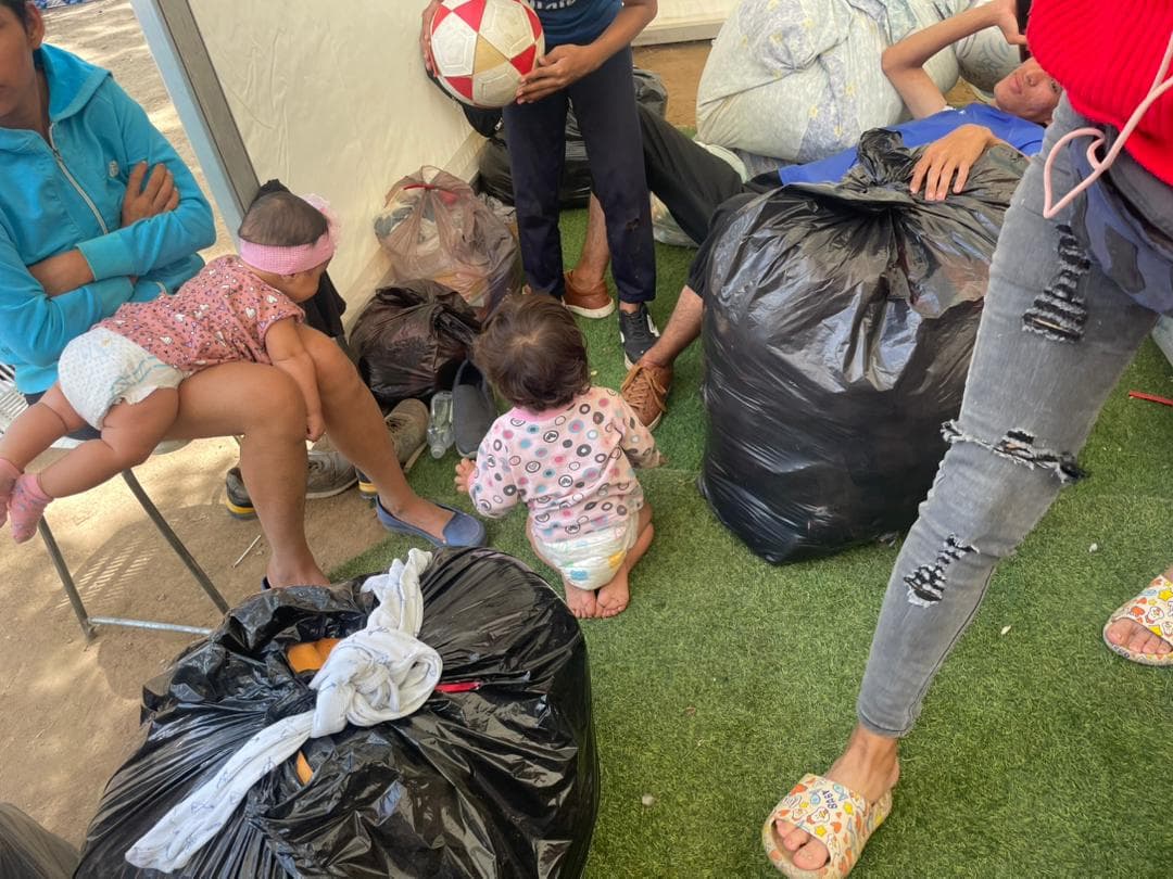 “Nos dan teteros preparados, pero apenas podemos lavar los envases”, refugiada en el Parque del Oeste