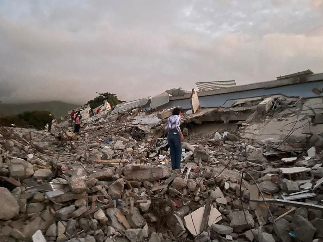 Dos semanas de clamor entre los escombros de La Guaira para rescatar a los que faltan