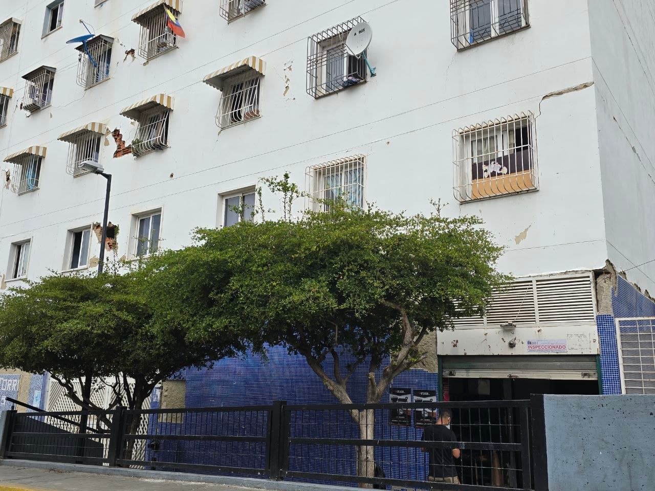 Vecinos de edificios de Misión Vivienda en Caracas siguen en las calles por daños estructurales