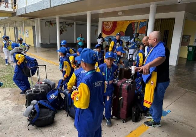 Campeonato y solidaridad: pequeña liga de béisbol de Venezuela gana en Puerto Rico y recibe ayuda humanitaria
