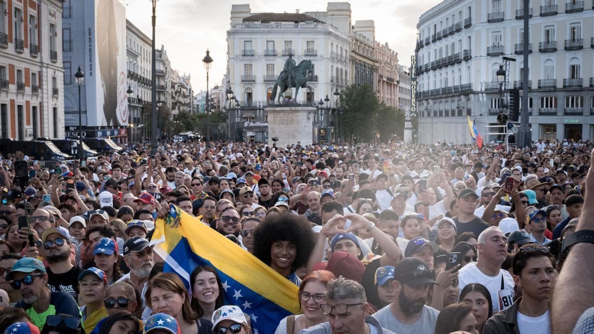Banderas, cánticos y emoción en la Puerta del Sol para recibir a María Corina Machado