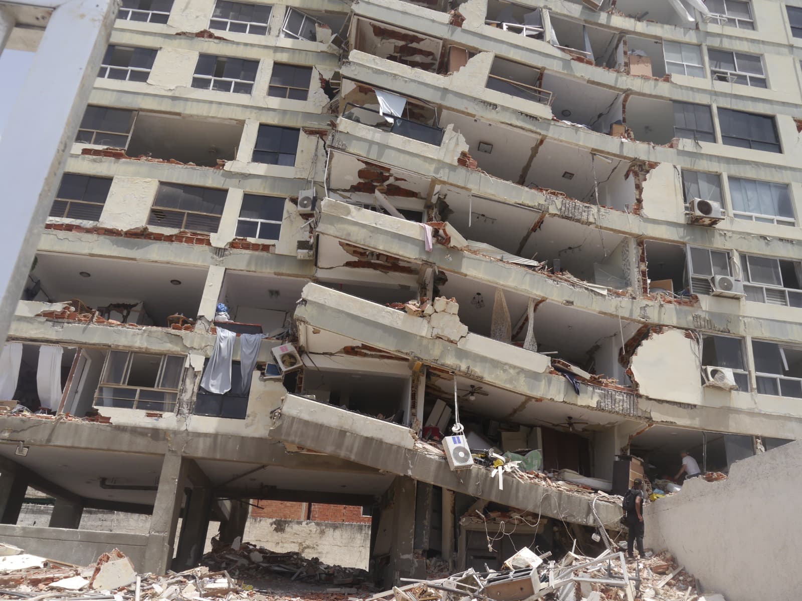 Incertidumbre, solidaridad y escombros invaden La Guaira a tres días de los sismos