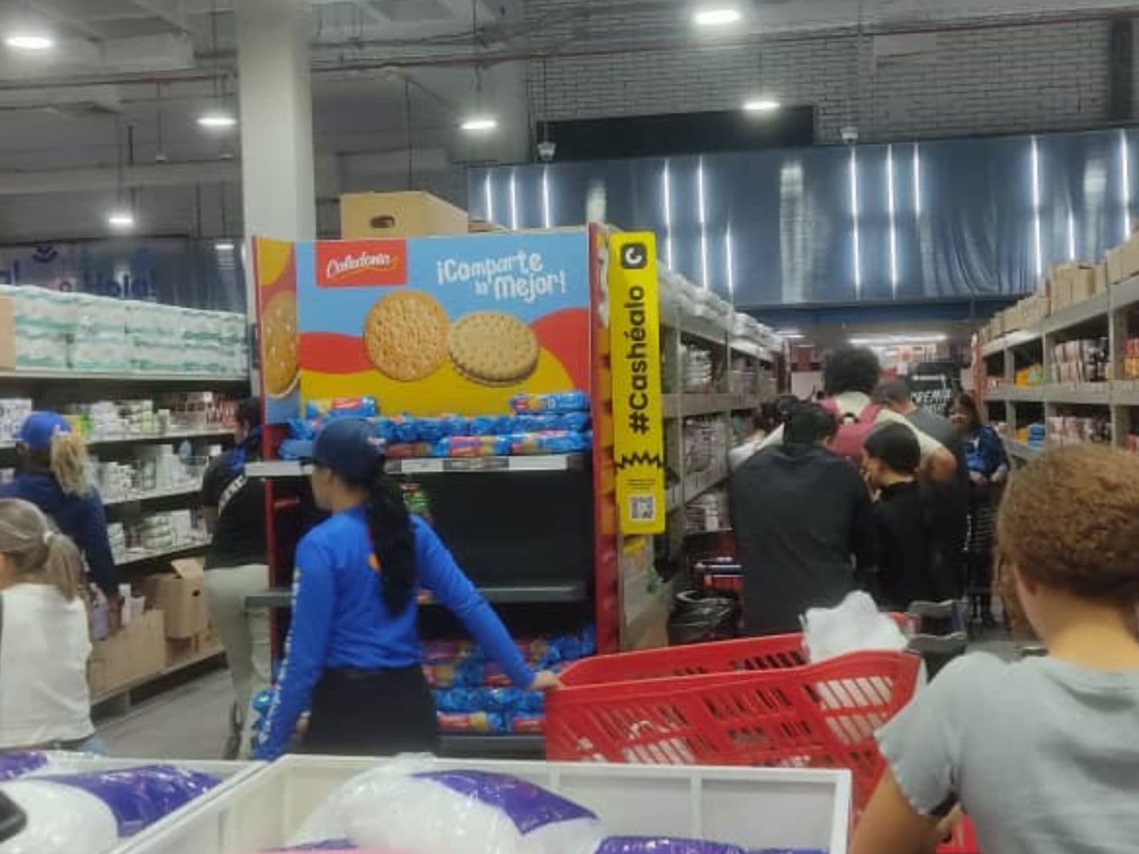 Caraqueños hacen largas colas para comprar alimentos