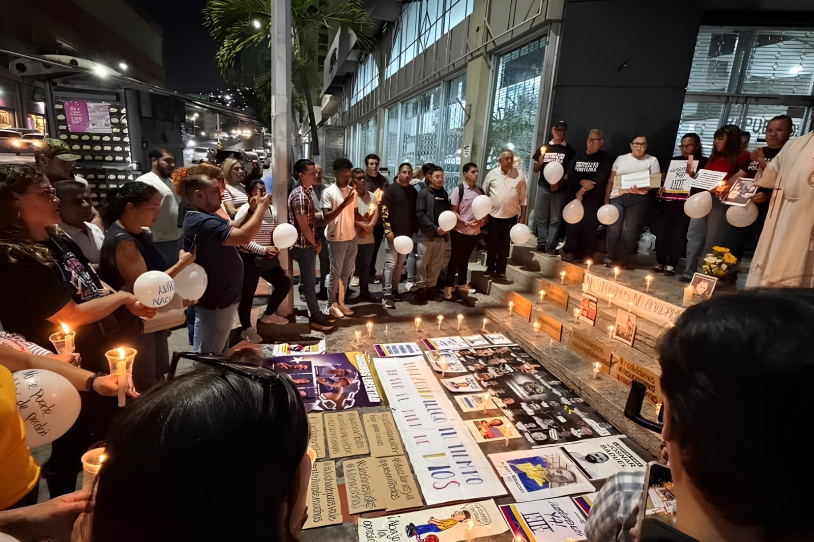 Entre velas y dolor: familiares de presos políticos homenajearon a Víctor Hugo Quero frente a El Helicoide (FOTOS)