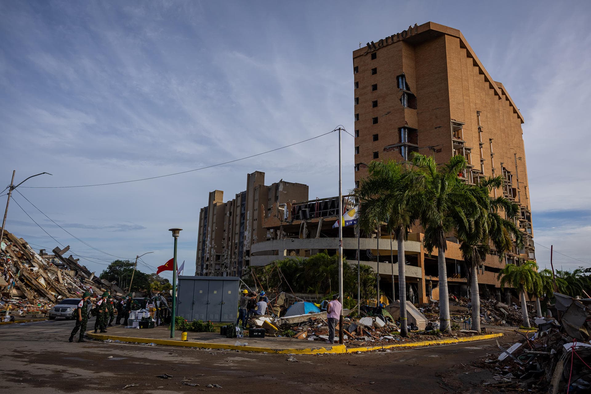 Vecinos denunciaron que aún no llega maquinaria especializada a edificio colapsado en Playa Grande (VIDEO)