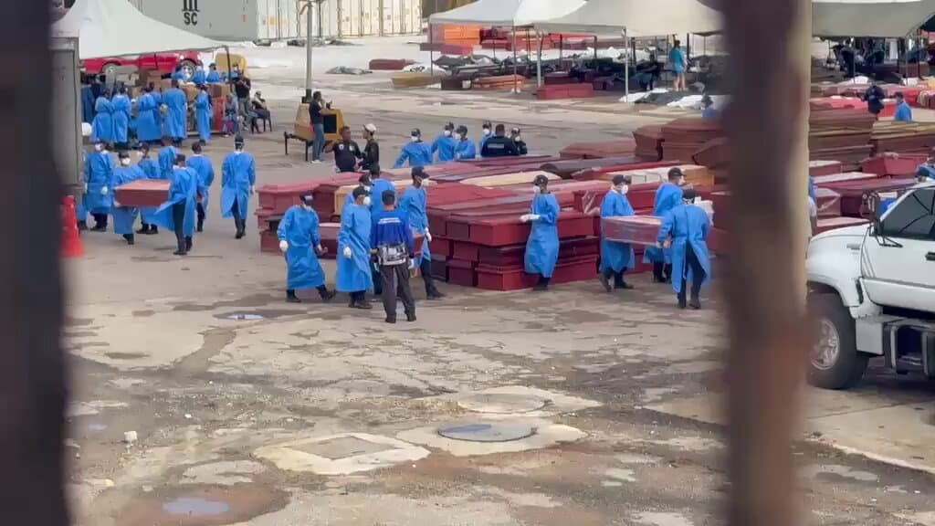 Reportan movilización de carros fúnebres y ataúdes en La Guaira (VIDEO)