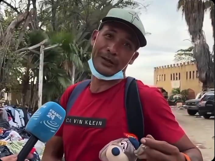 Descubren a un oportunista que fingió la muerte de su hijo para dar lástima en La Guaira (VIDEO)
