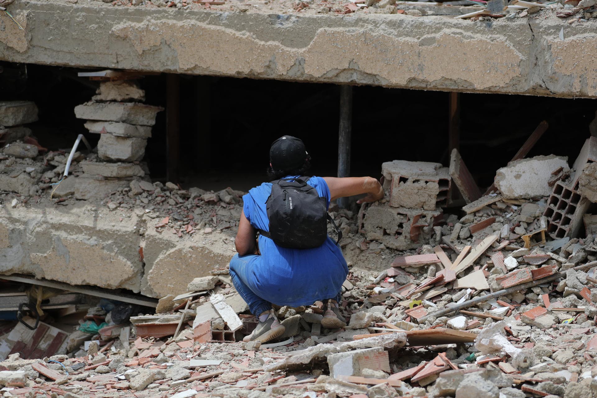 A 11 días de los terremotos: reducen la búsqueda de sobrevivientes y comienza la remoción de escombros