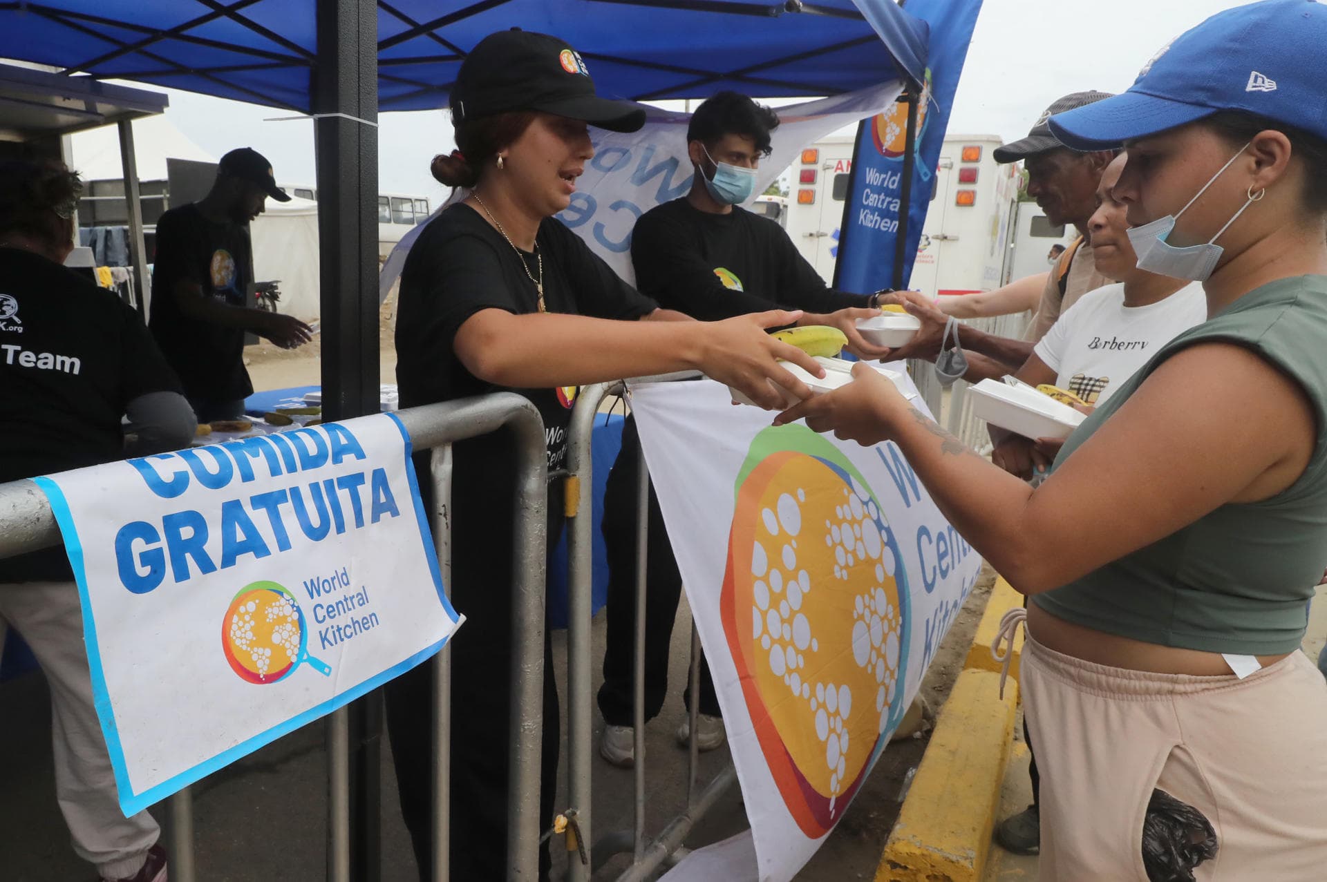 La Guaira, entre los intentos de recuperar cuerpos con excavadoras y largas filas de comida
