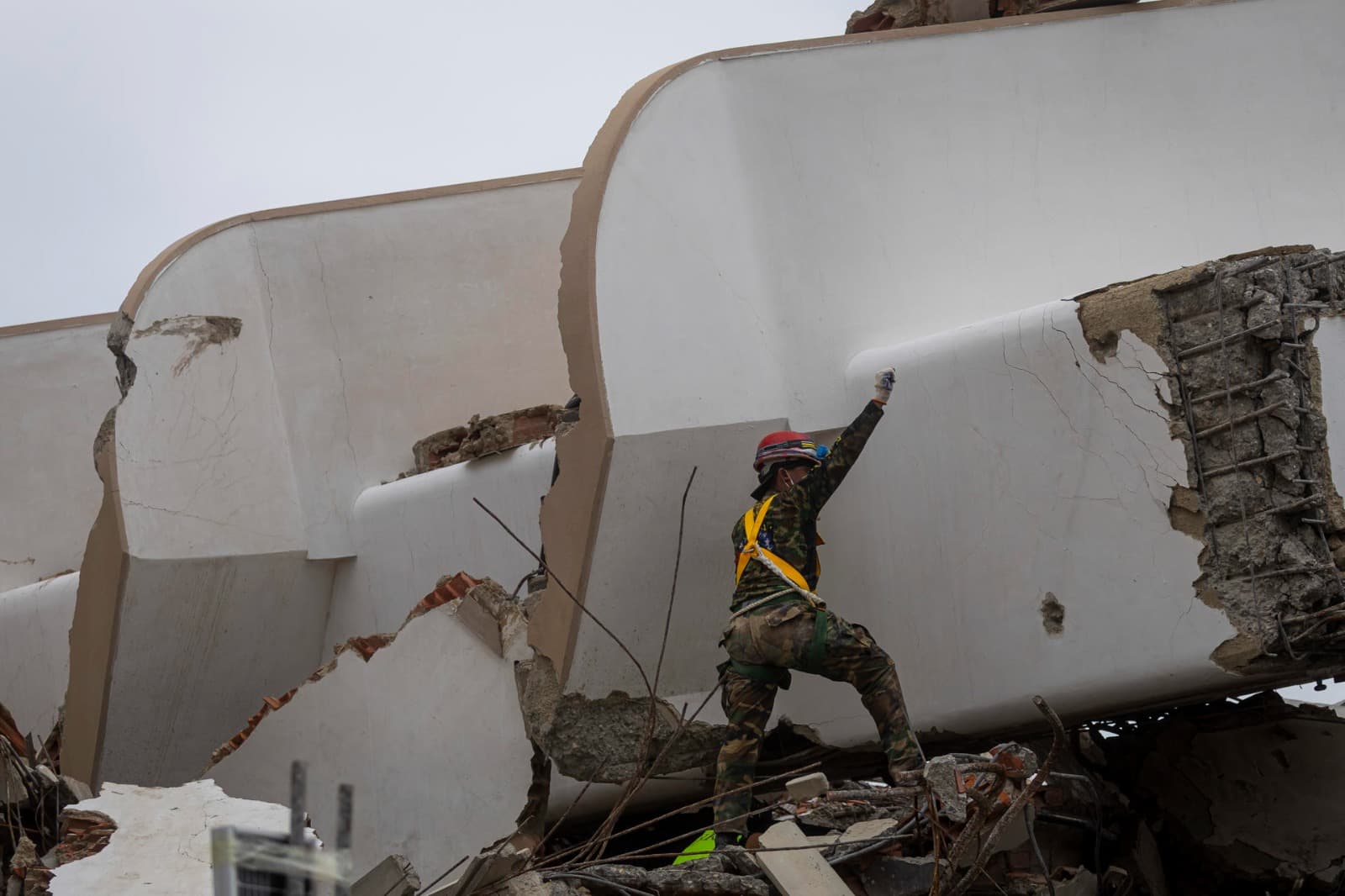 Murió hijo de una Miss World Venezuela tras quedar atrapado en edificio colapsado por terremotos