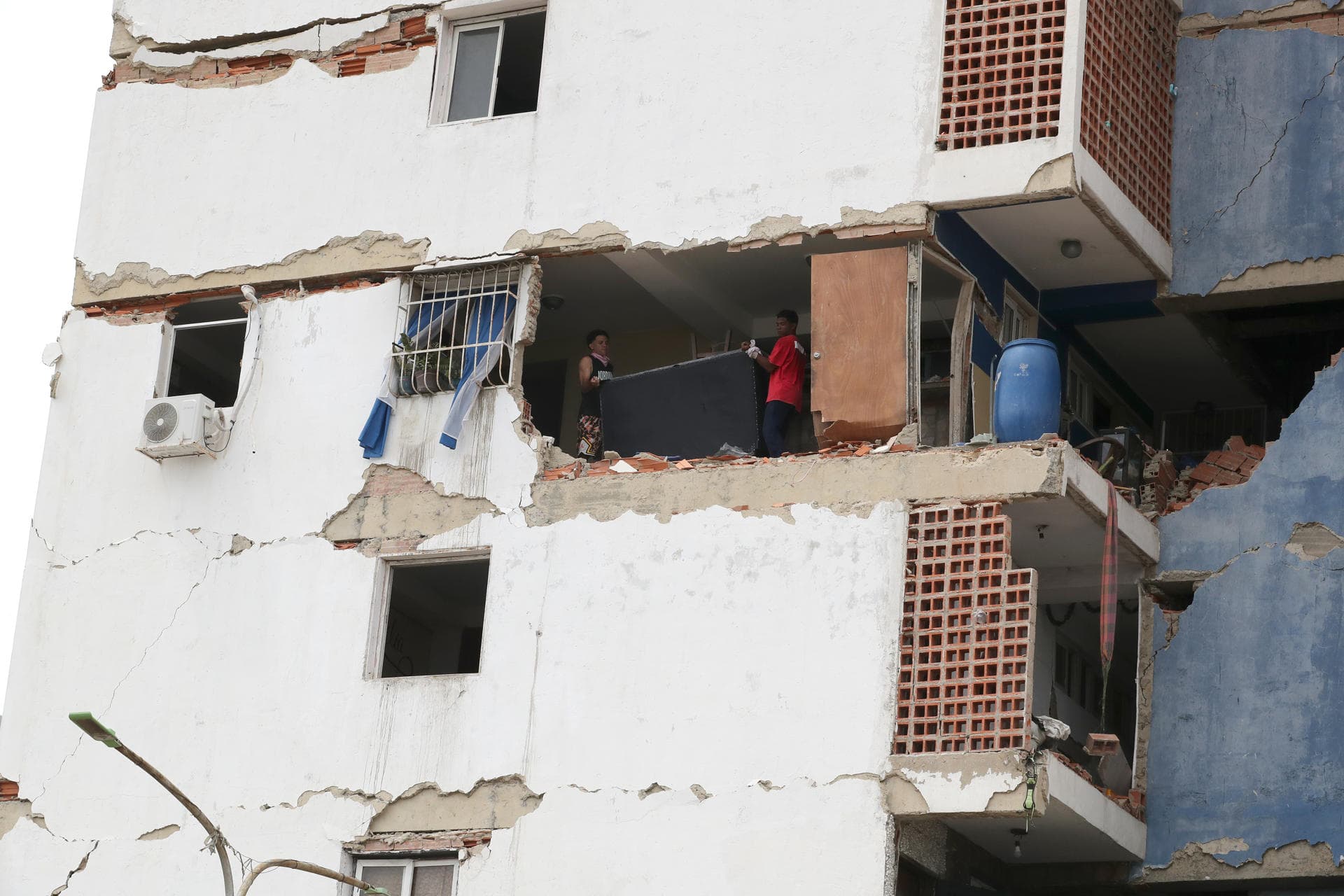 Evalúan el impacto en infraestructuras mientras se reduce la espereza de rescates en Venezuela