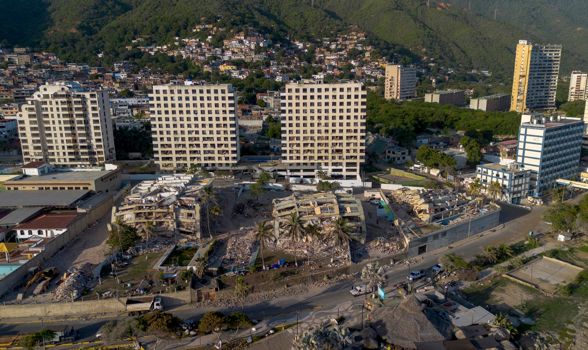El clamor de una mujer para rescatar a personas atrapadas en residencias Mariana Mar (VIDEO)