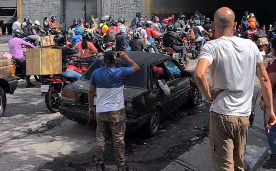 Motorizados rompieron cerco de la GNB en entrada del túnel La Planicie para ir a La Guaira (VIDEOS)