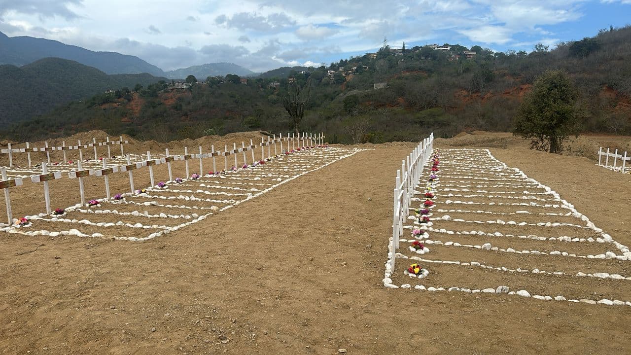 Tragedia sísmica: miles de códigos bajo cruces blancas marcan el dolor en Venezuela (Imágenes)