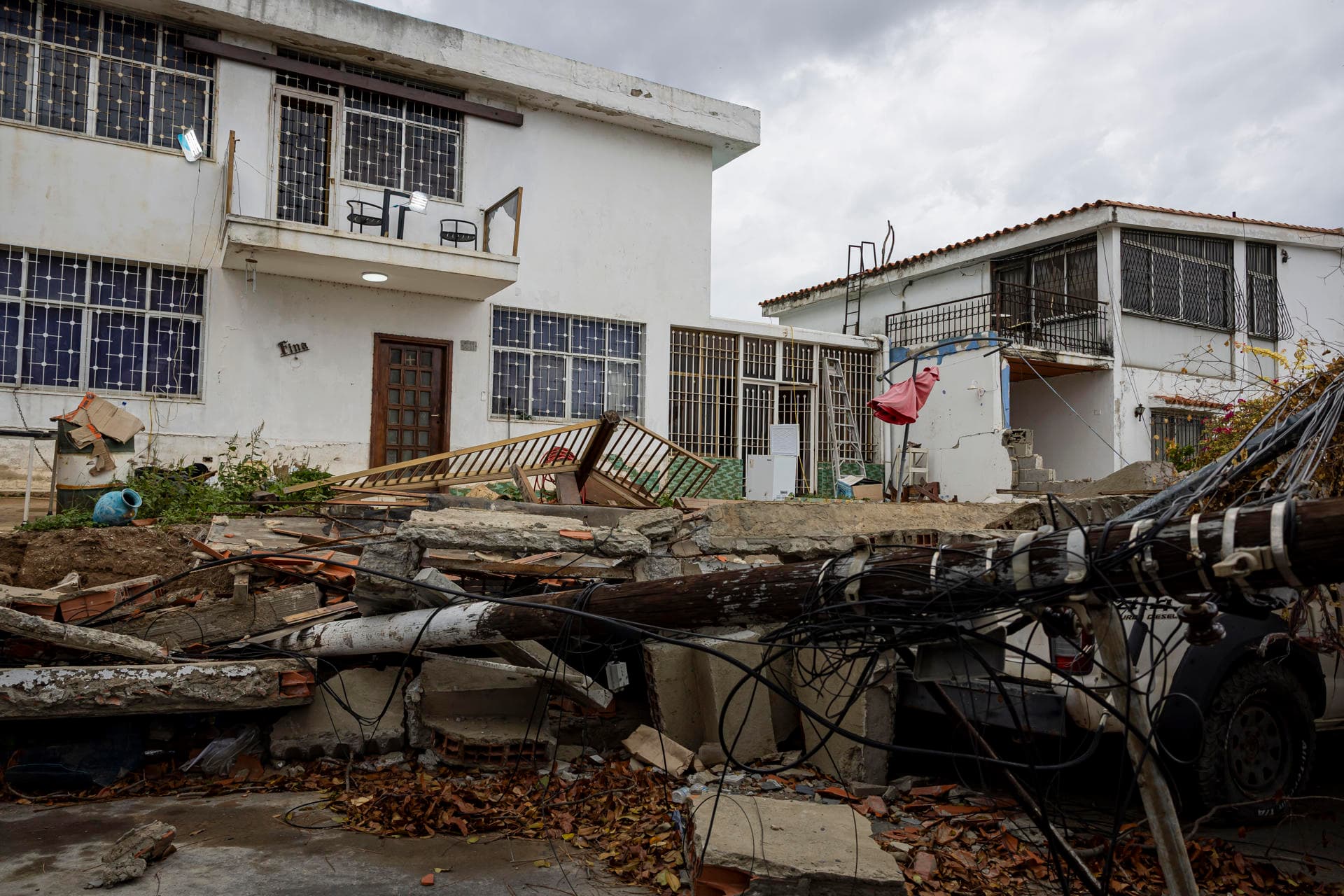 Bloomberg: Venezolanos son abandonados a su suerte tras terremotos mientras rescatistas se retiran