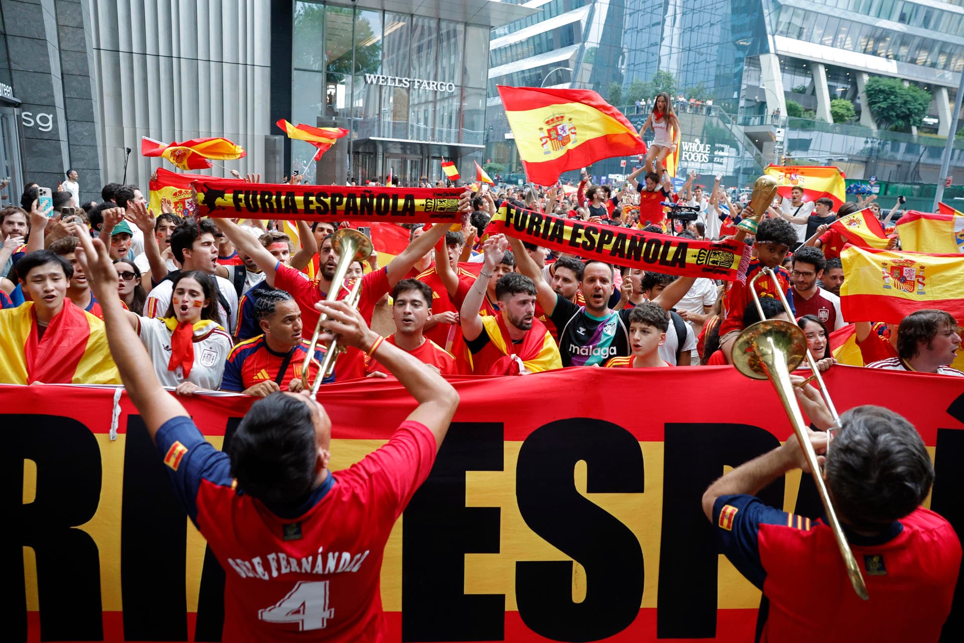 Nueva York se tiñó de rojo y albiceleste: así se vive la locura antes de la gran final (FOTOS)
