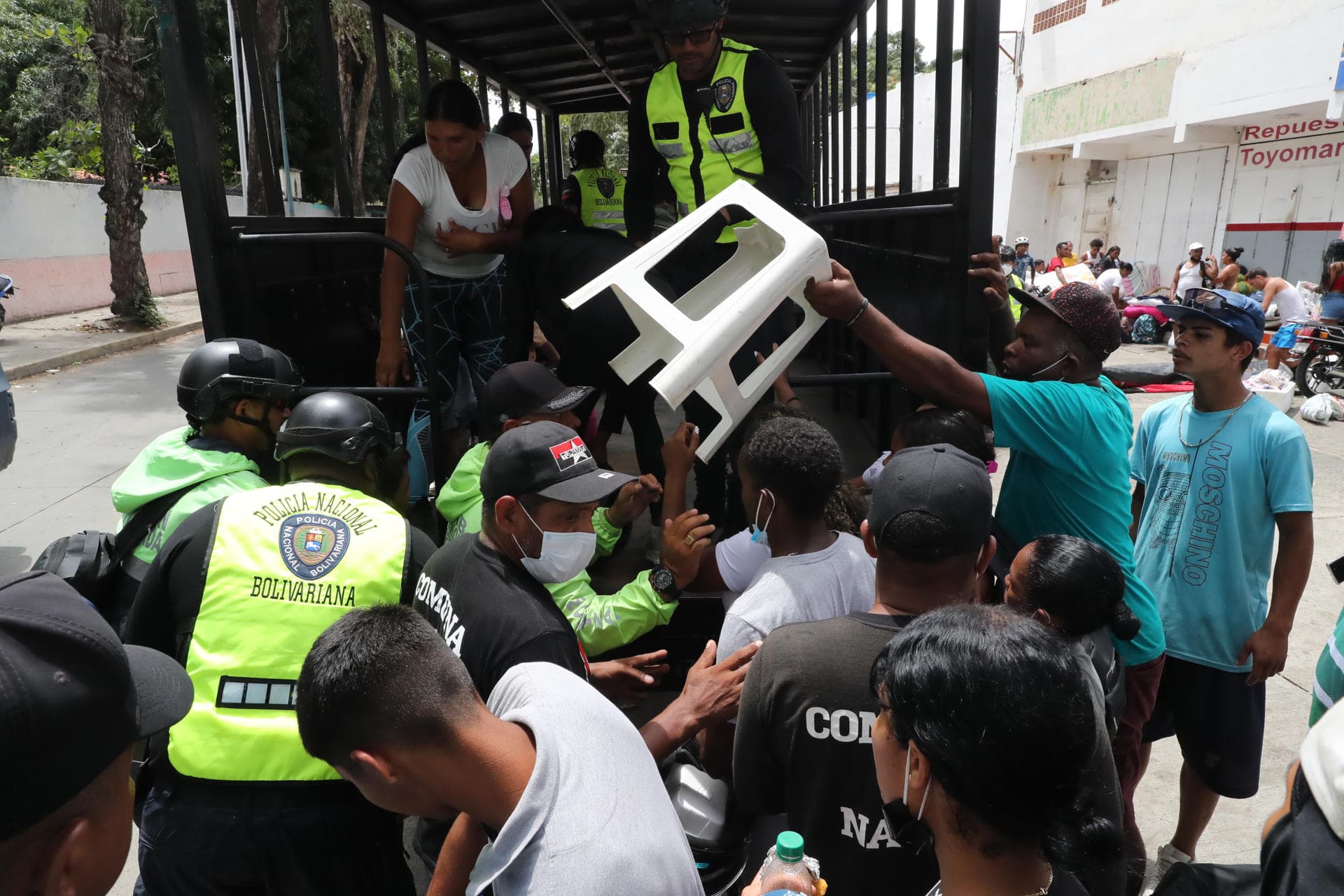 Tensión y protestas en La Guaira entre los desalojados por los terremotos de Venezuela (FOTOS)