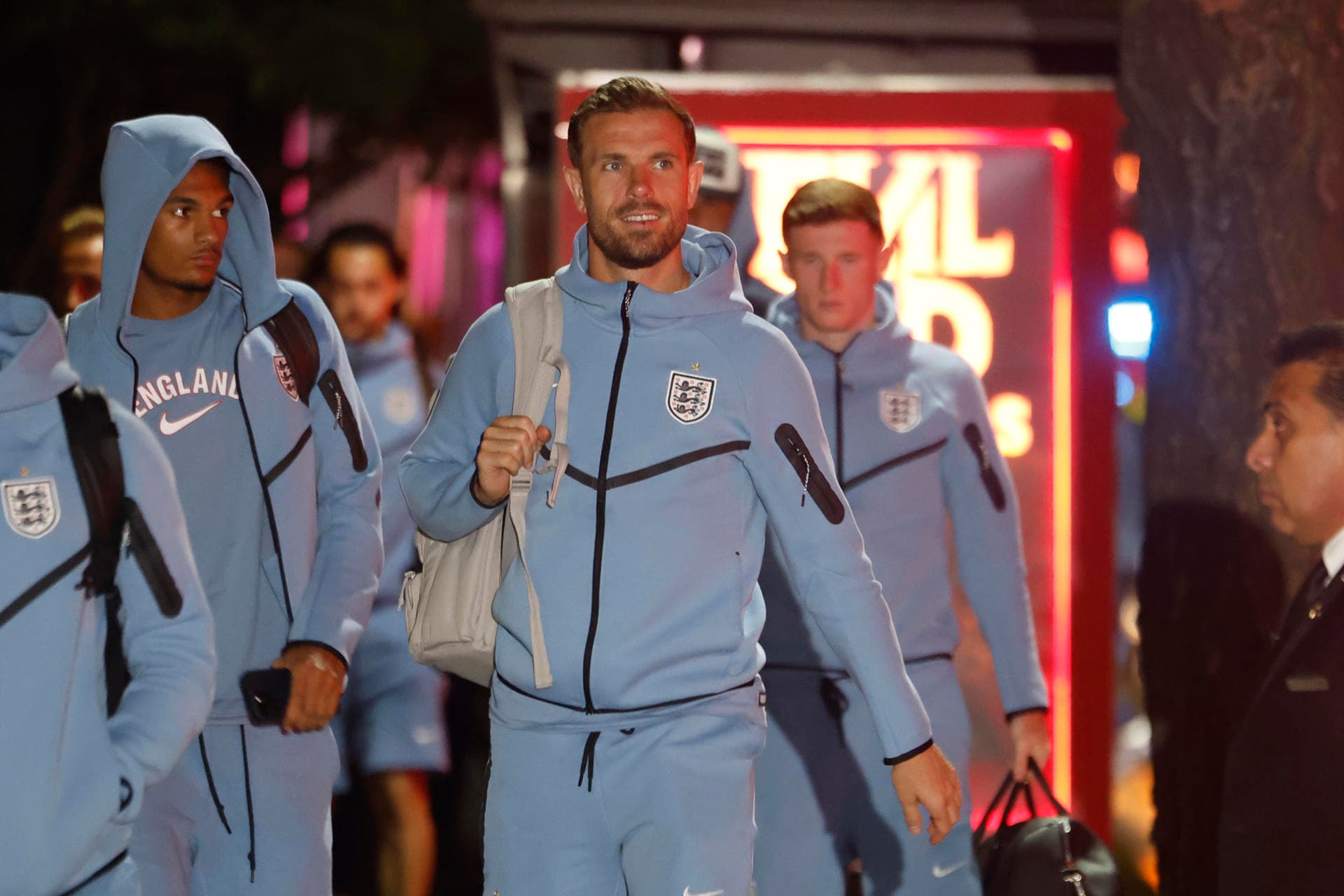 La insólita lesión de Jordan Henderson: aparatosa caída en la celebración con hinchas ingleses (VIDEO)