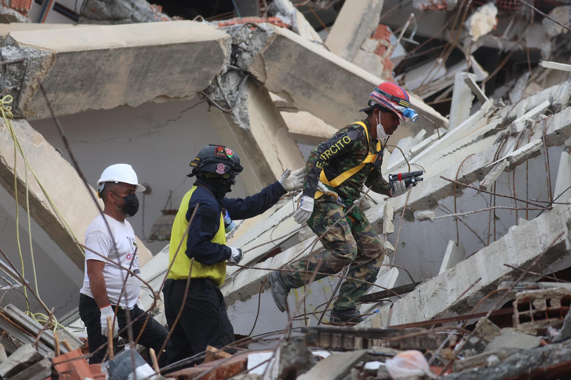 Rescatistas despliegan drones y perros para evaluar el rescate de un niño en Venezuela (FOTOS)