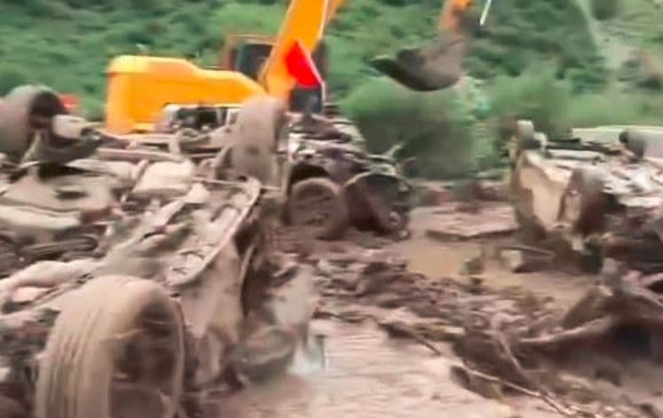 Crecida de río arrasó una zona turística de China y dejó decenas de víctimas tras intensas lluvias (VIDEO)